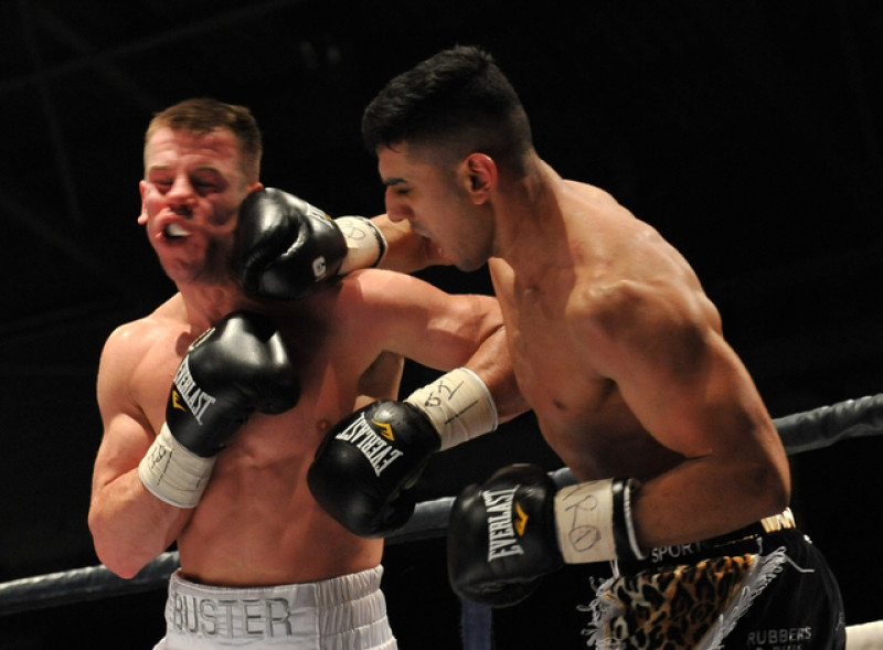 Main image for ‘Inconsolable’ Mallin stopped in fifth round as Rotherham’s Mansouri retains his title