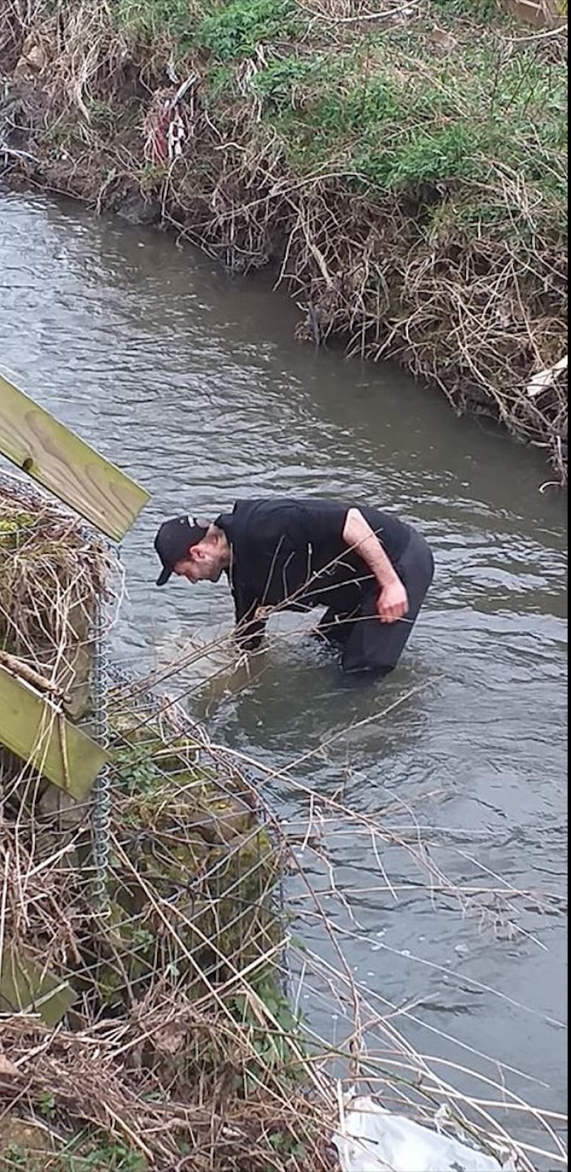 Main image for Good Samaritan braves river to retrieve flood defences