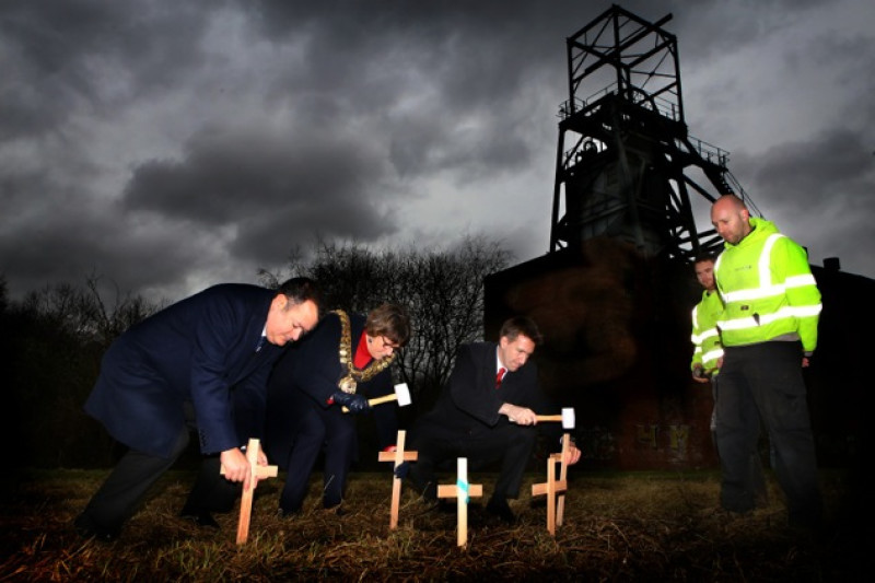 Main image for Locals pay tribute to Oaks Disaster