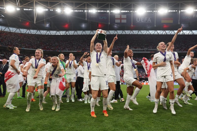 Bethany England with the women's Euros trophy