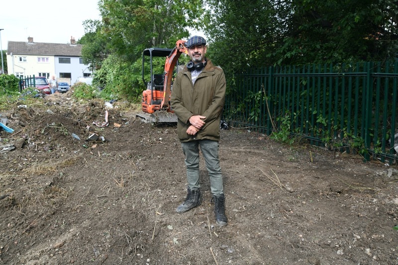 MAN ON A MISSION: Abdul Gahfoor Abdul Samad continues  his work at
Elsecar,   Picture: Wes Hobson. PD209276