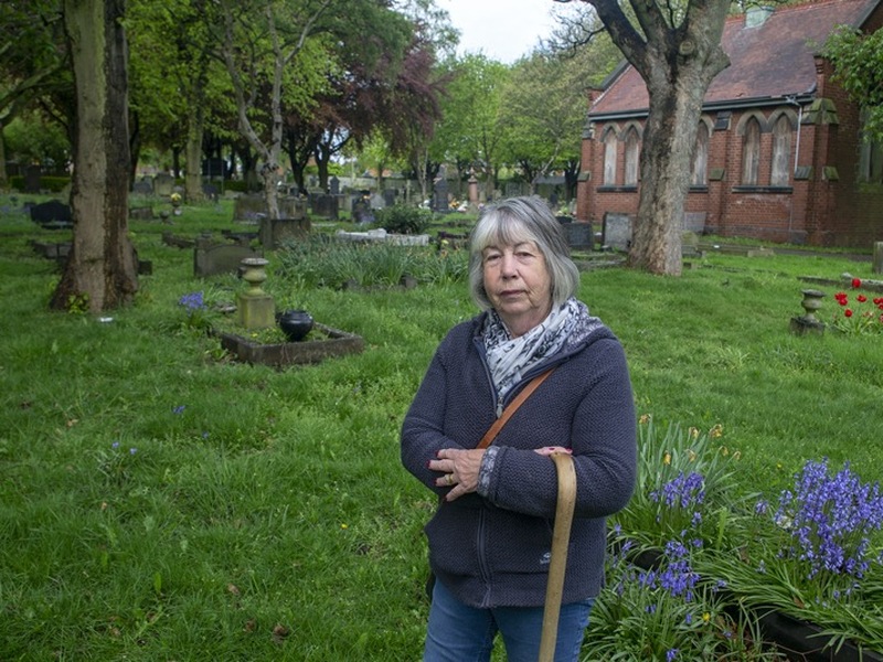 Main image for Mourners bemoan cemetery’s state